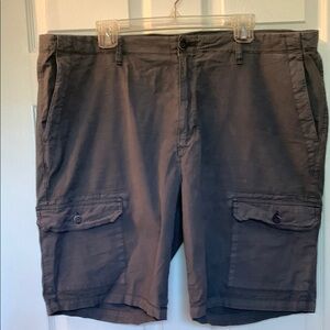 Tommy Bahama Men's Gray Cargo Shorts Stretch Cotton Size 40 Like New Condition.